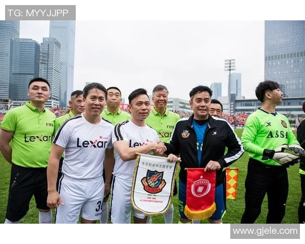 足球明星队齐聚一堂合影留念展现团结与友谊的精彩瞬间 足球明星队齐聚一堂合影留念展现团结与友谊的精彩瞬间